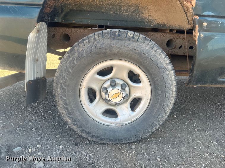 image for item EV5863 2001 Chevrolet Silverado 1500 pickup truck