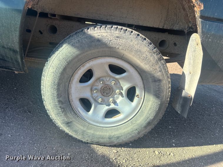 image for item EV5863 2001 Chevrolet Silverado 1500 pickup truck