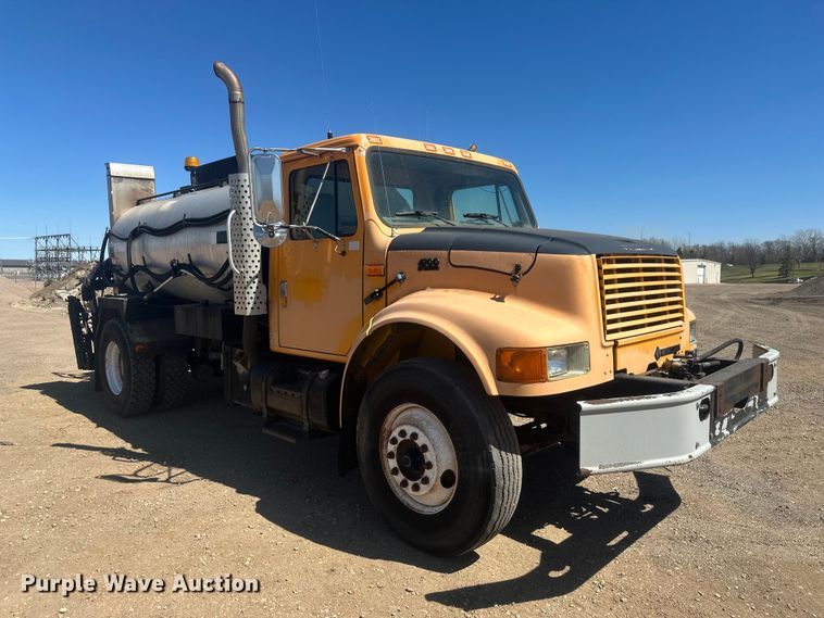 image for item EV5869 1995 International 4700 oil distributor truck