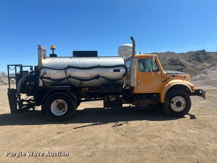 image for item EV5869 1995 International 4700 oil distributor truck