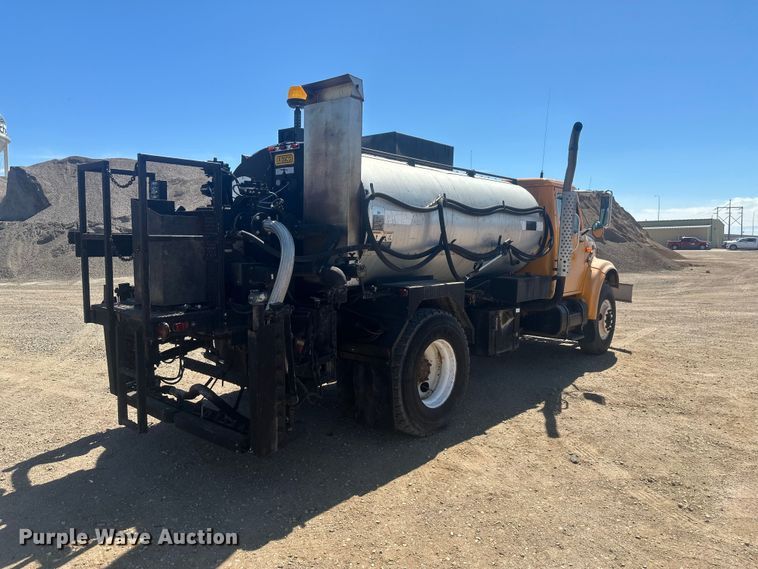 image for item EV5869 1995 International 4700 oil distributor truck