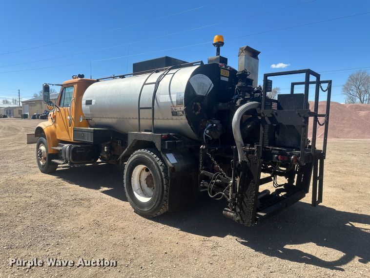 image for item EV5869 1995 International 4700 oil distributor truck
