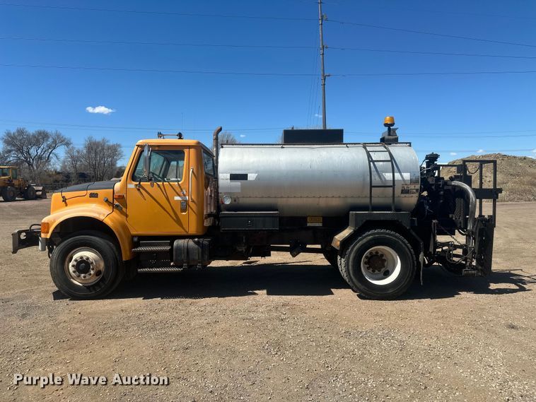 image for item EV5869 1995 International 4700 oil distributor truck