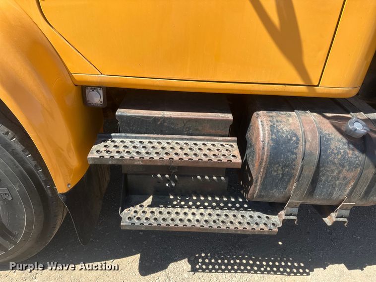 image for item EV5869 1995 International 4700 oil distributor truck