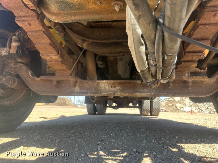 image for item EV5869 1995 International 4700 oil distributor truck