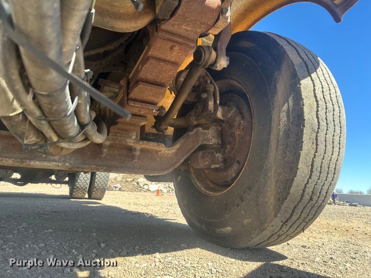 image for item EV5869 1995 International 4700 oil distributor truck