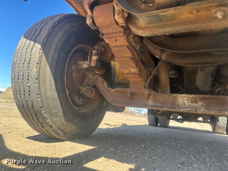 image for item EV5869 1995 International 4700 oil distributor truck
