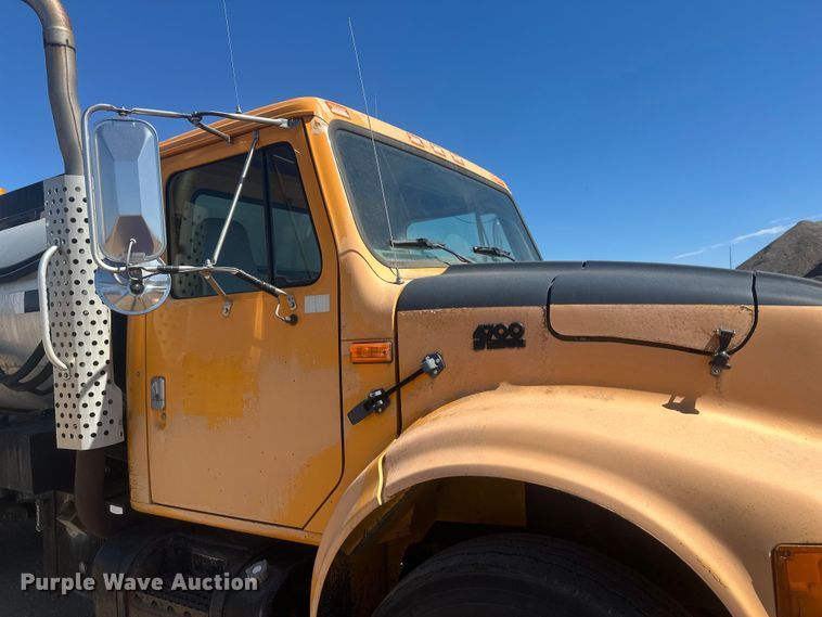 image for item EV5869 1995 International 4700 oil distributor truck
