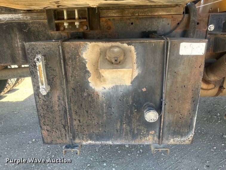 image for item EV5869 1995 International 4700 oil distributor truck
