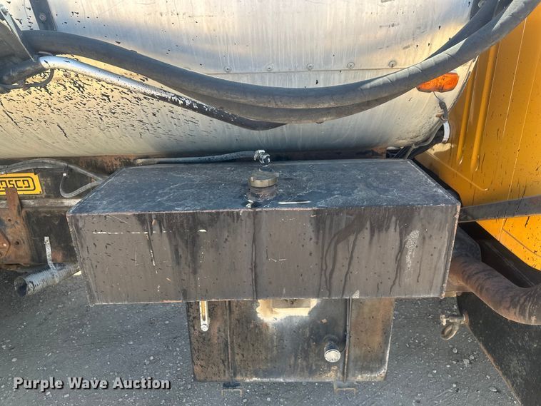 image for item EV5869 1995 International 4700 oil distributor truck