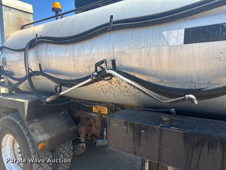 image for item EV5869 1995 International 4700 oil distributor truck