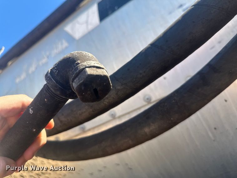 image for item EV5869 1995 International 4700 oil distributor truck