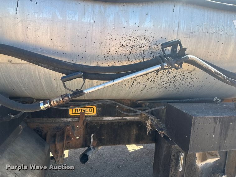 image for item EV5869 1995 International 4700 oil distributor truck