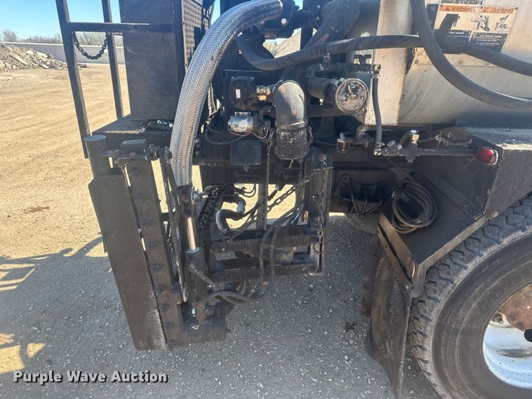 image for item EV5869 1995 International 4700 oil distributor truck