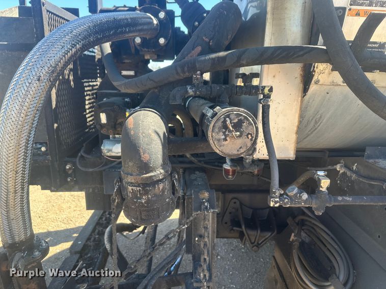 image for item EV5869 1995 International 4700 oil distributor truck