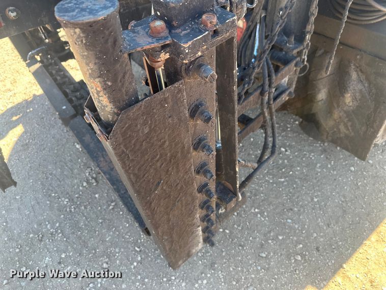 image for item EV5869 1995 International 4700 oil distributor truck