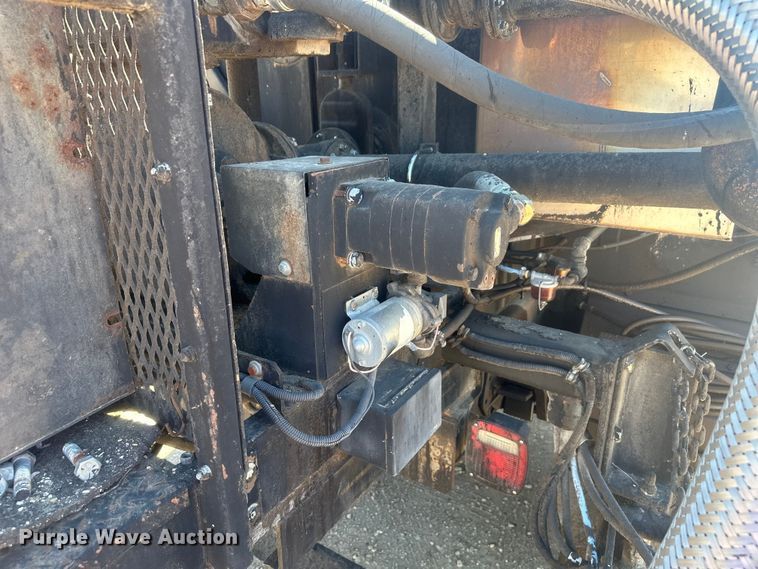 image for item EV5869 1995 International 4700 oil distributor truck