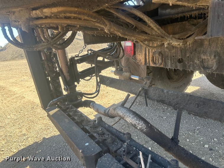 image for item EV5869 1995 International 4700 oil distributor truck