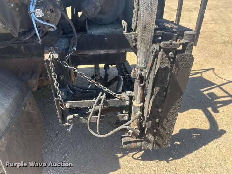 image for item EV5869 1995 International 4700 oil distributor truck