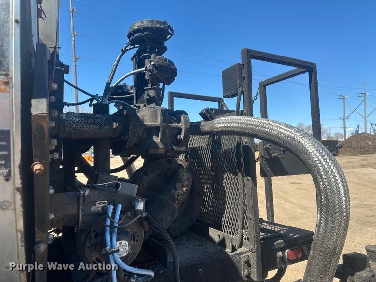 image for item EV5869 1995 International 4700 oil distributor truck