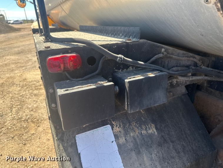 image for item EV5869 1995 International 4700 oil distributor truck