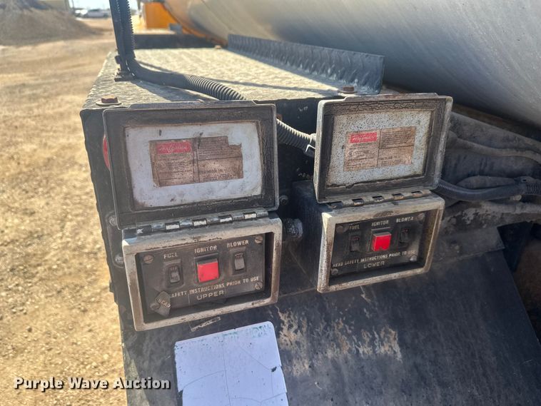 image for item EV5869 1995 International 4700 oil distributor truck
