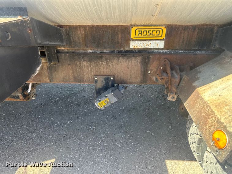 image for item EV5869 1995 International 4700 oil distributor truck