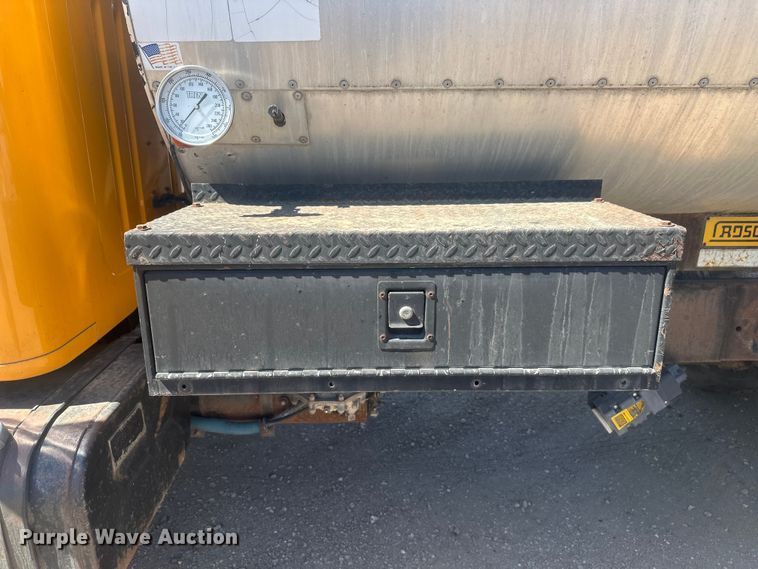 image for item EV5869 1995 International 4700 oil distributor truck