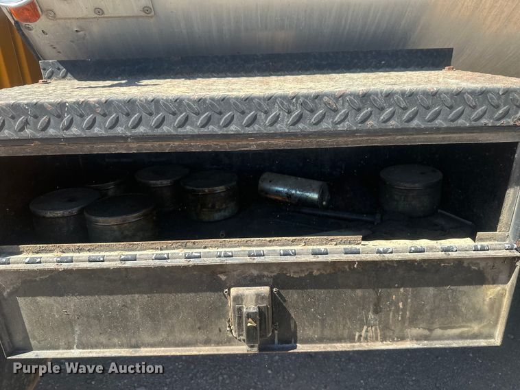 image for item EV5869 1995 International 4700 oil distributor truck