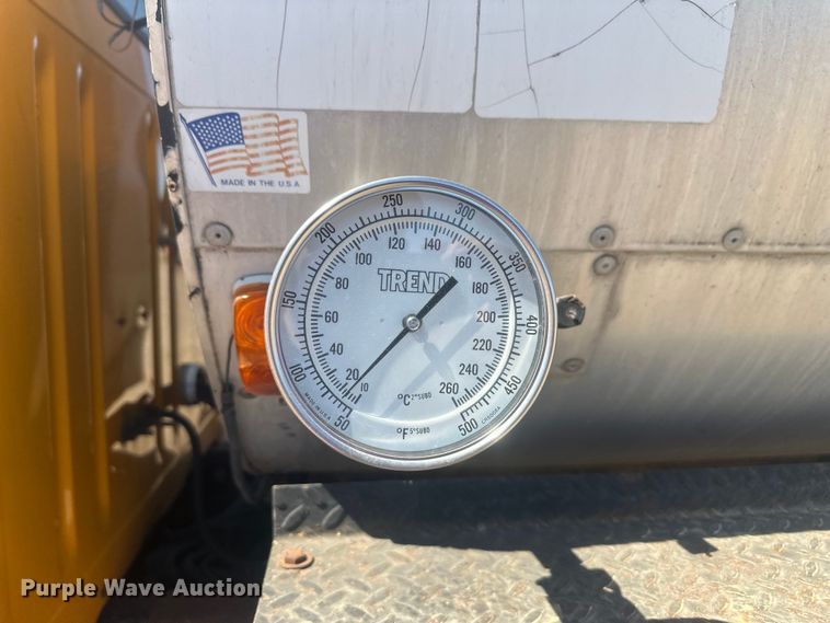 image for item EV5869 1995 International 4700 oil distributor truck