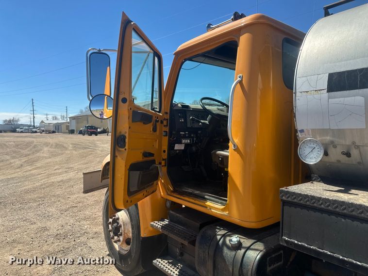 image for item EV5869 1995 International 4700 oil distributor truck