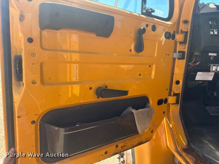 image for item EV5869 1995 International 4700 oil distributor truck