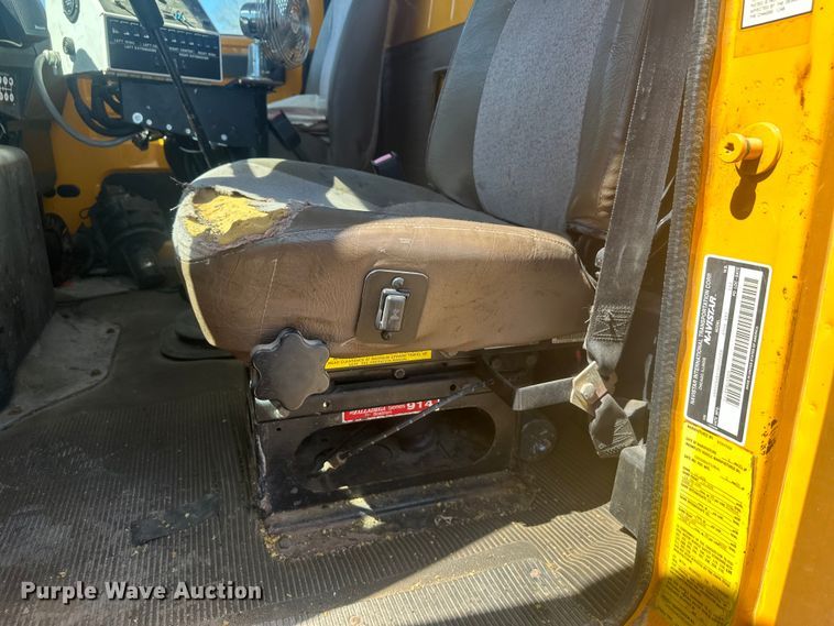 image for item EV5869 1995 International 4700 oil distributor truck