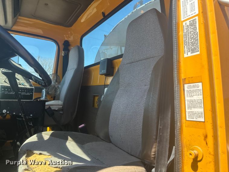 image for item EV5869 1995 International 4700 oil distributor truck