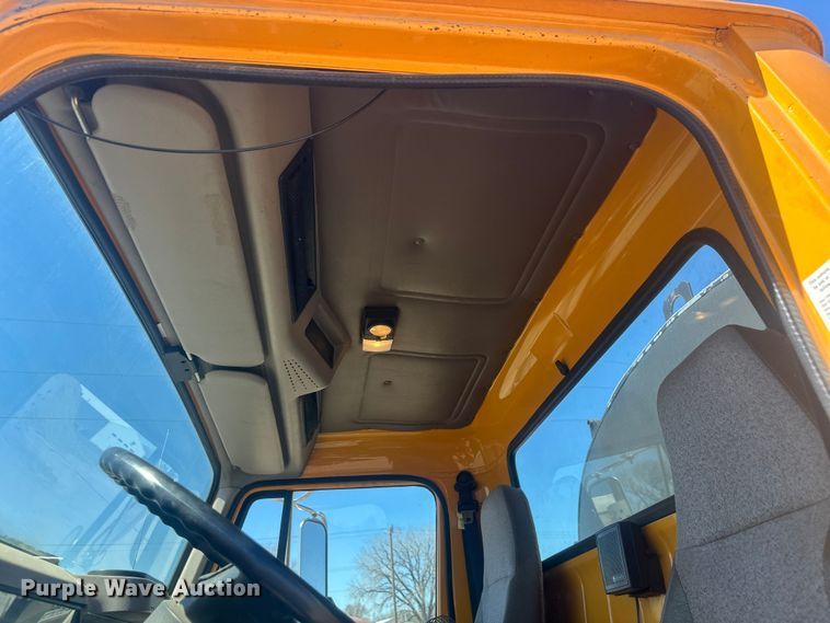 image for item EV5869 1995 International 4700 oil distributor truck