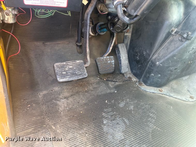 image for item EV5869 1995 International 4700 oil distributor truck