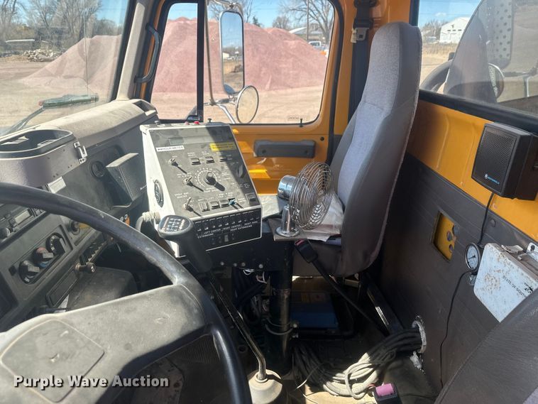 image for item EV5869 1995 International 4700 oil distributor truck