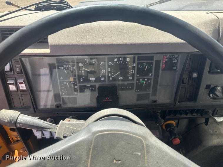 image for item EV5869 1995 International 4700 oil distributor truck