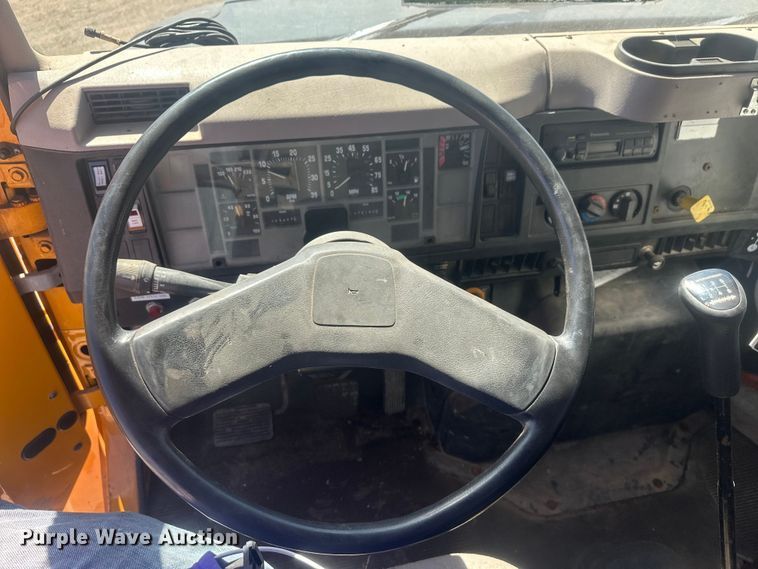 image for item EV5869 1995 International 4700 oil distributor truck