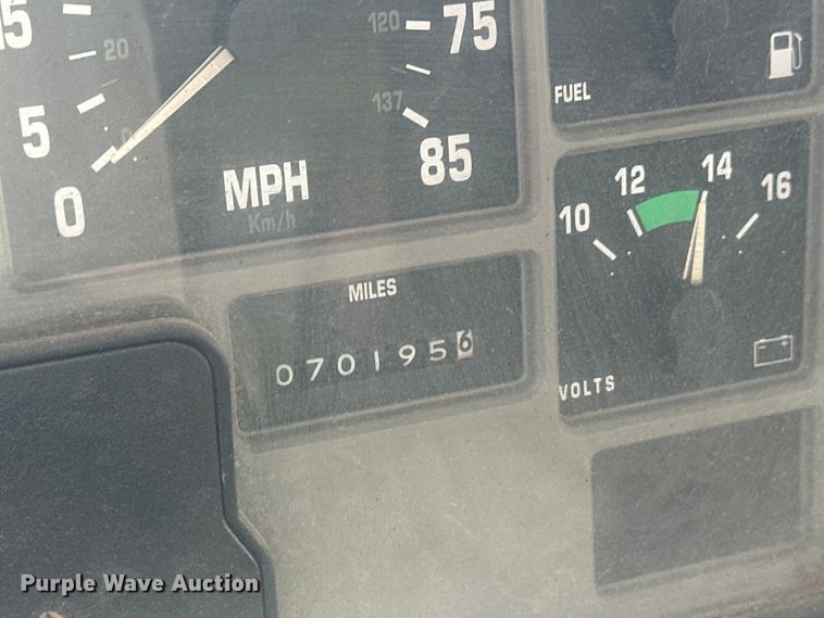 image for item EV5869 1995 International 4700 oil distributor truck