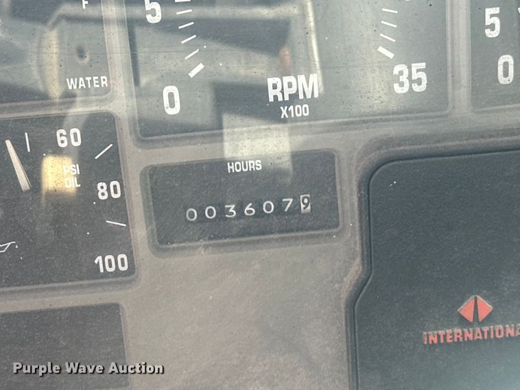 image for item EV5869 1995 International 4700 oil distributor truck