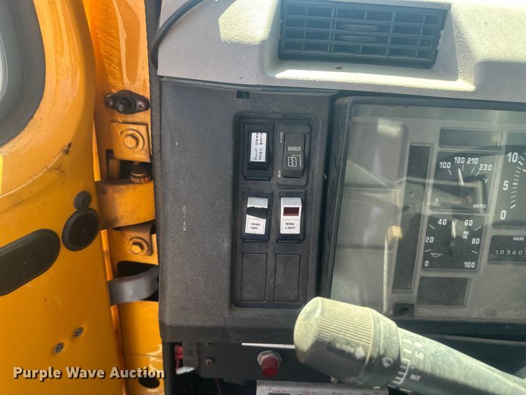 image for item EV5869 1995 International 4700 oil distributor truck