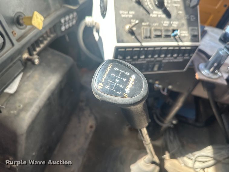 image for item EV5869 1995 International 4700 oil distributor truck