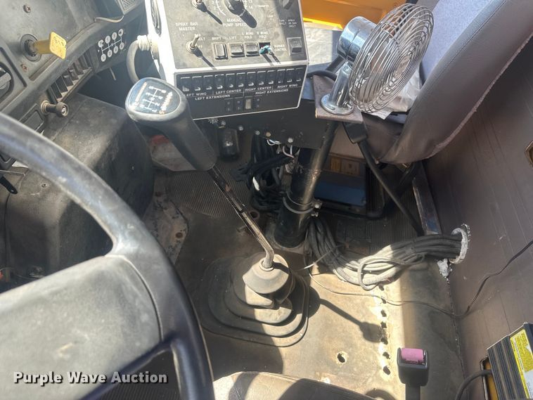 image for item EV5869 1995 International 4700 oil distributor truck