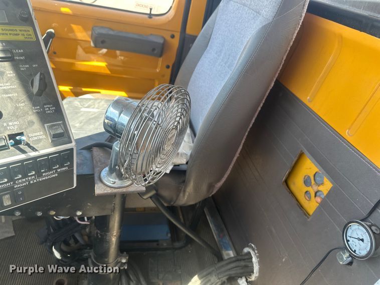 image for item EV5869 1995 International 4700 oil distributor truck