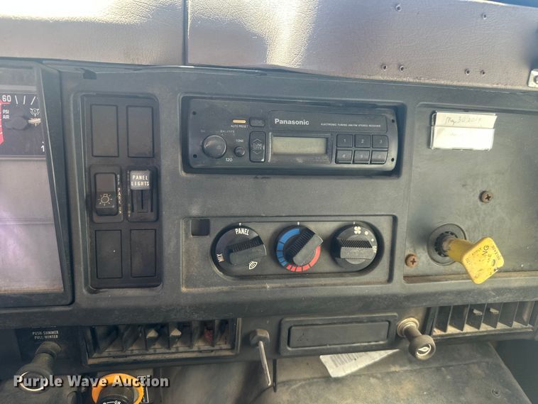 image for item EV5869 1995 International 4700 oil distributor truck