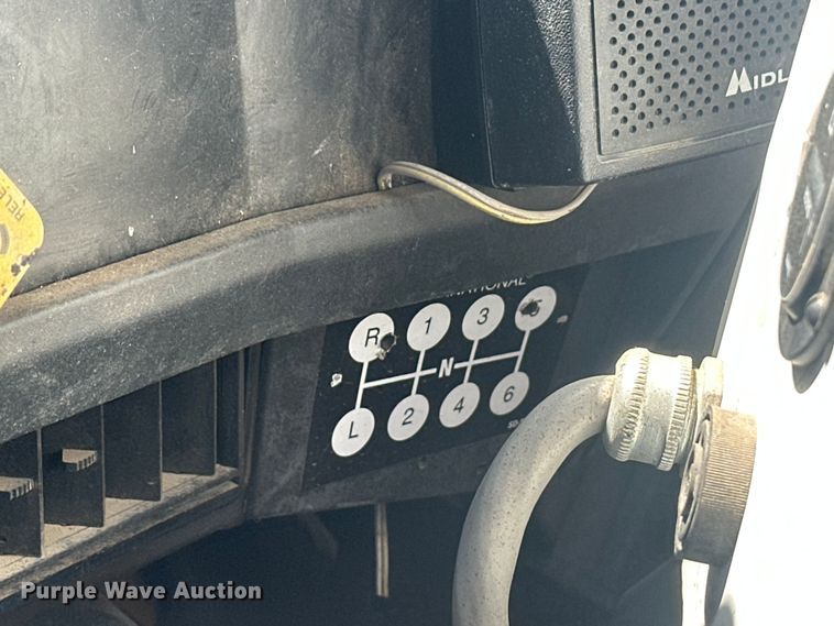 image for item EV5869 1995 International 4700 oil distributor truck
