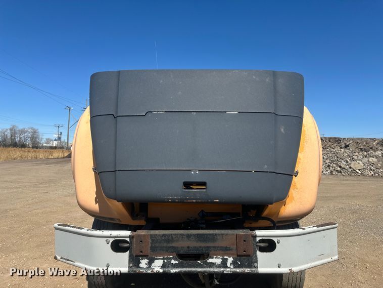 image for item EV5869 1995 International 4700 oil distributor truck