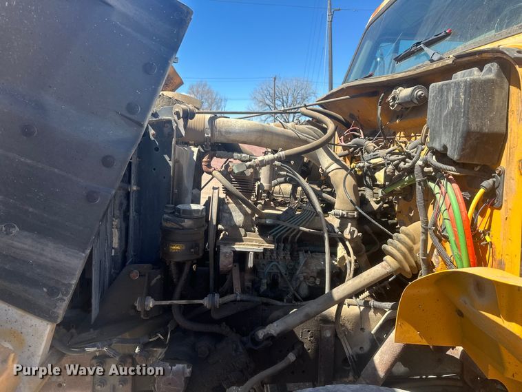 image for item EV5869 1995 International 4700 oil distributor truck