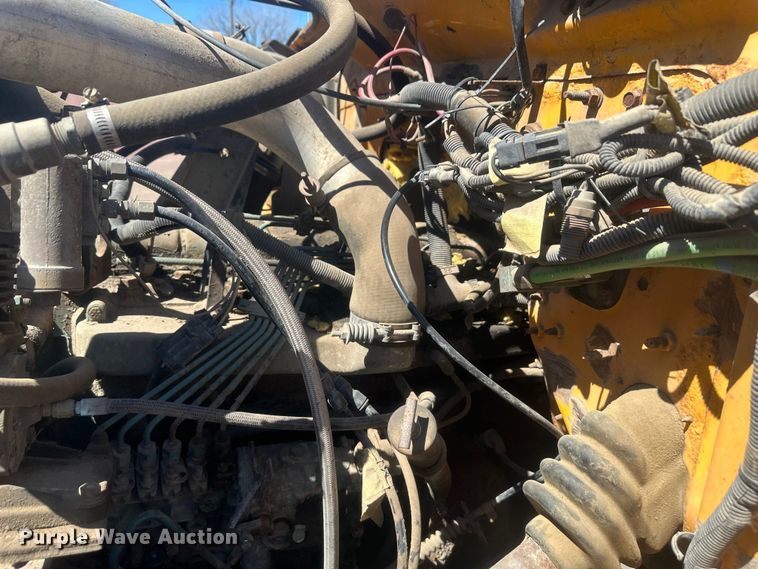 image for item EV5869 1995 International 4700 oil distributor truck